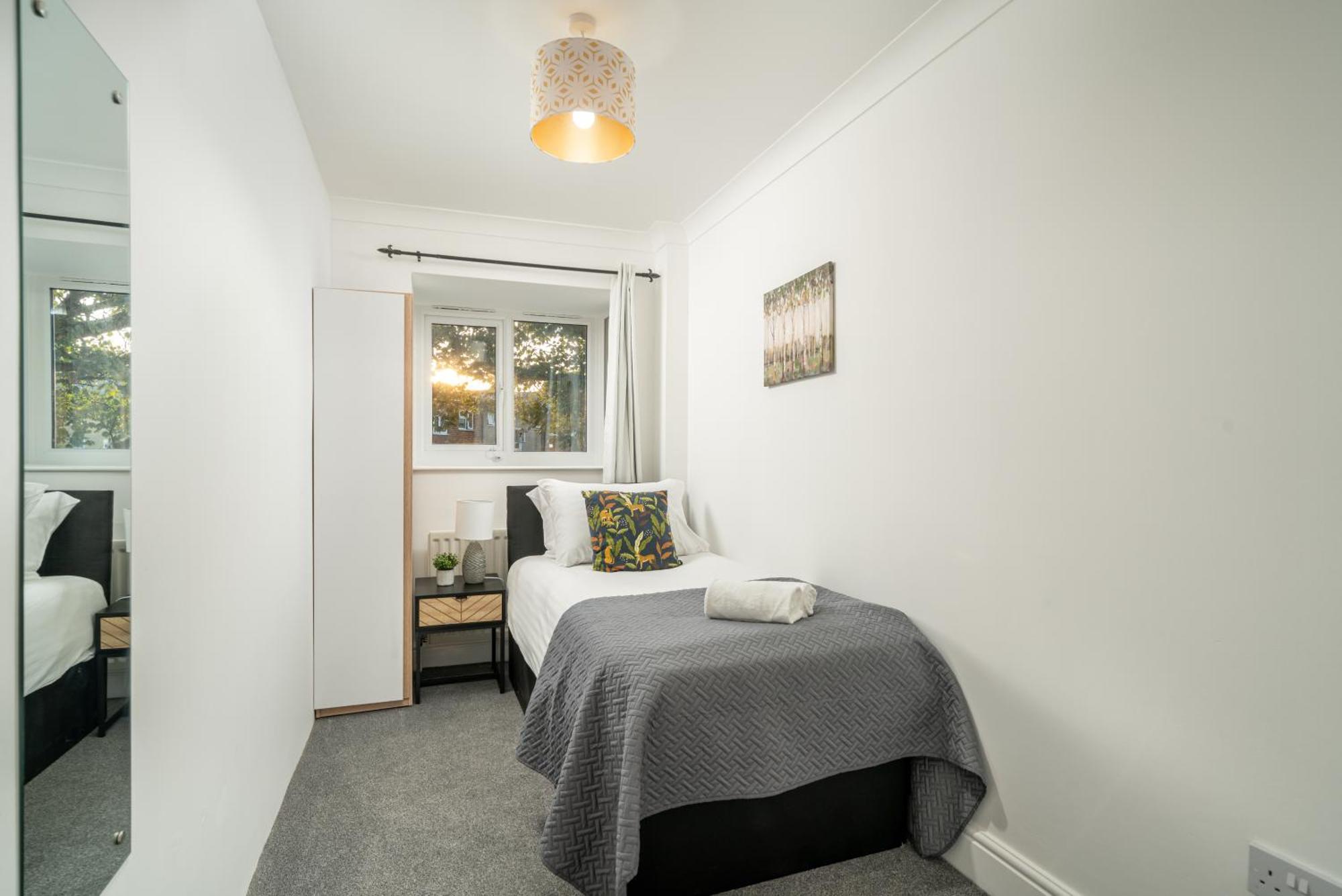 Cozy 3 Bed House With Garden & Parking In Rochester, Kent Mins To Train Station, Wifi Rochester  Exterior foto