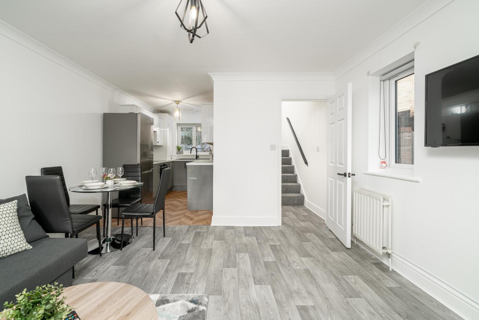 Cozy 3 Bed House With Garden & Parking In Rochester, Kent Mins To Train Station, Wifi Rochester  Exterior foto